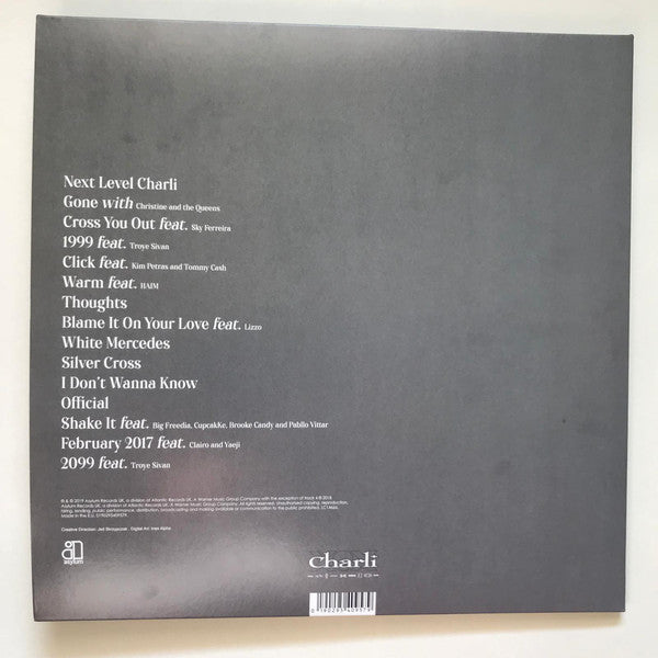Charli xcx – Charli – achterkant hoes